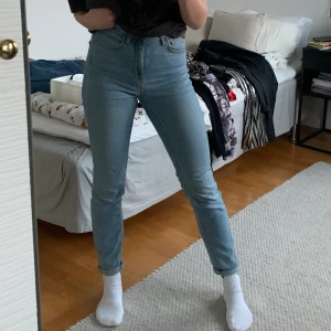 Ljusblå jeans - Ett par gulliga ljusblå jeans. Sparsamt använda och säljs pga de bara blivit liggande i garderoben på senaste. Köparen står för frakten (: