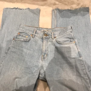 Junkyard vide leg jeans strl 27 - Säljer dessa populära byxor som jag klippt längst ner, så det är lite fransiga där. Byxorna har blivit lite små på mig så de sitter lite tajtare på mig än normalt☺️ Bra skick, köpt för 499 kr. Hör av dig ifall ni har några frågor, ifall många är intresserade blir det budgivning.