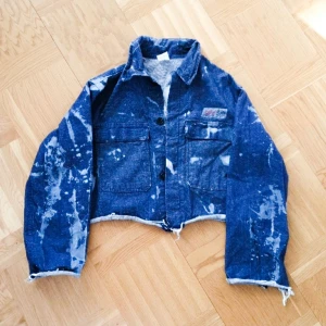 Tie dye jeans jacka♡ - Vit tie dye croppad jeansjacka skulle säga strl M♡