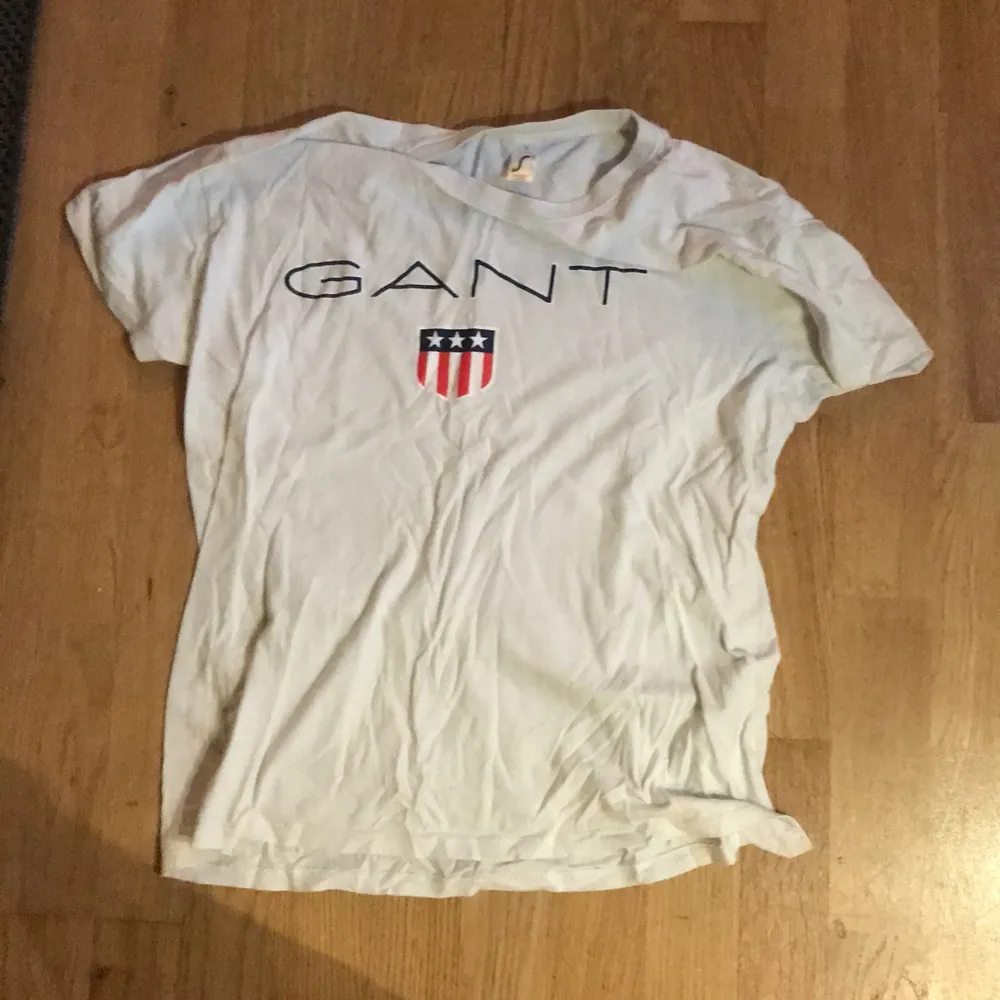 En vit gant tröja. T-shirts.