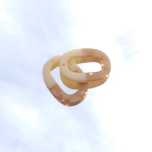 Ovala öronhängen  - Fina öronhängen, finns i antingen dusty pink och beige eller ljusare gul och beige🪐välj själv om du vill ha silver eller guld hängen💍frakt ingår ej