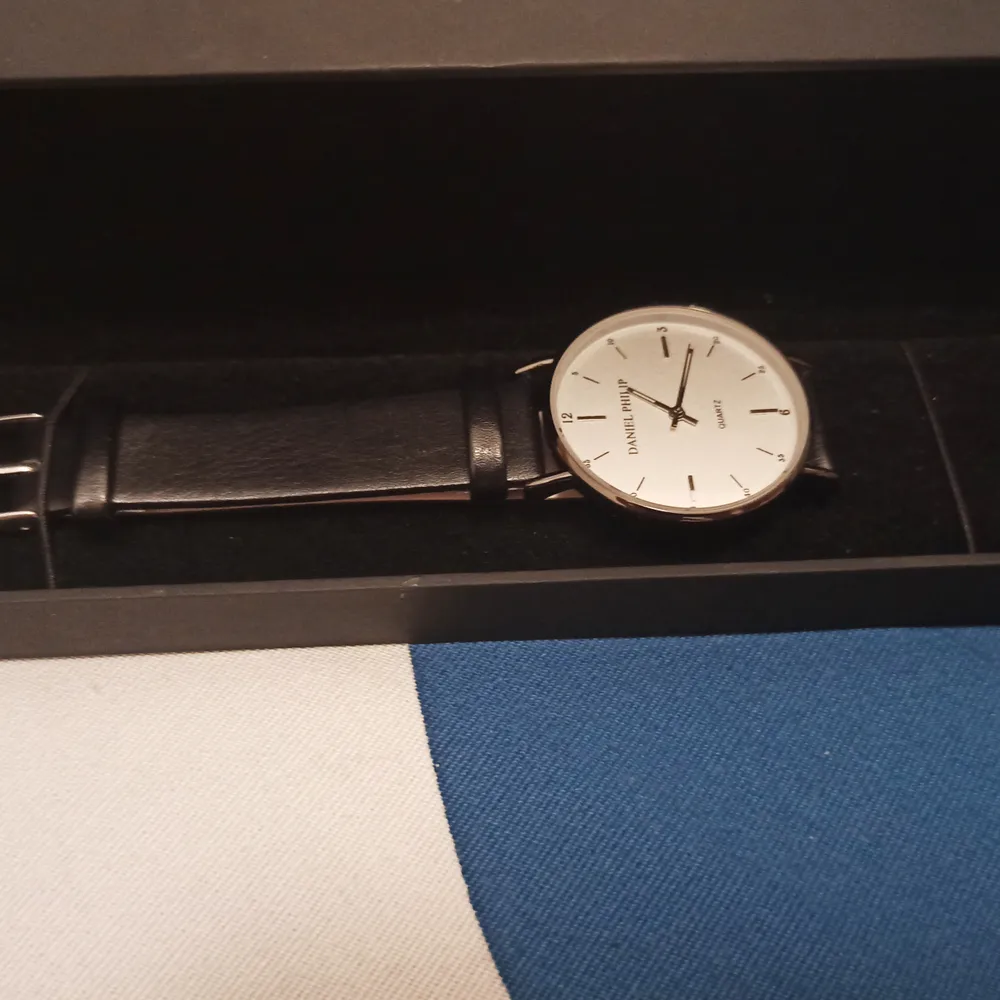 Säljer en minimal stilren designer klocka som jag fick som present. Helt ny! Ordinarie pris är 2400 kr  . Accessoarer.