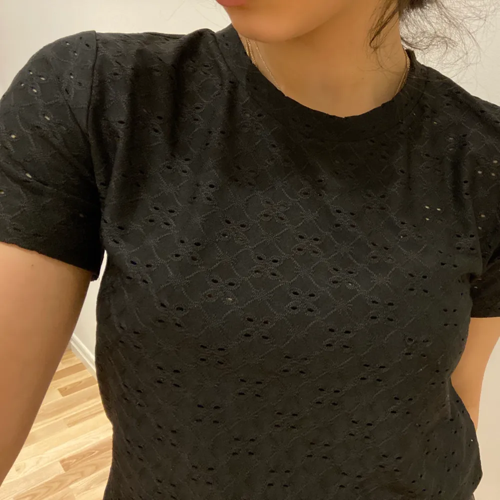 Säljer en helt oanvänd svart T-shirt med ett supersnyggt mönster!! Köpt på Nelly och kommer ifrån märket Jacqueline de YOUNG. Perkfet vardagströja, super stretchigt och sitter jättefint, säljer pga den har aldrig kommit till någon användning!. T-paidat.