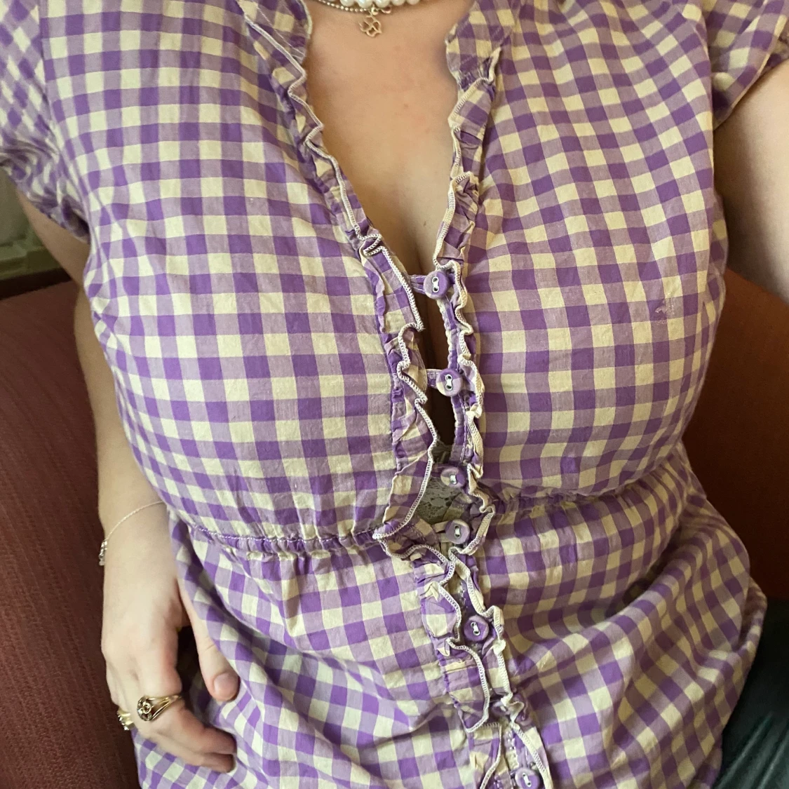 Söt vit och lila rutig blus