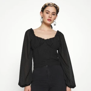 NA-KD // Donna Romina, svart blus - Snygg blus från Nakd + Donna Romina med fina detaljer. Bra kvalitet och skön. Nypris: 499kr.