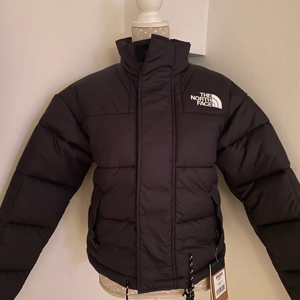 Säljer en helt ny svart North Face jacka. Storlek S. Lapp kvar & kvitto bevis finns. Köp NU 2500 kr! Först till kvarn . Jackor.