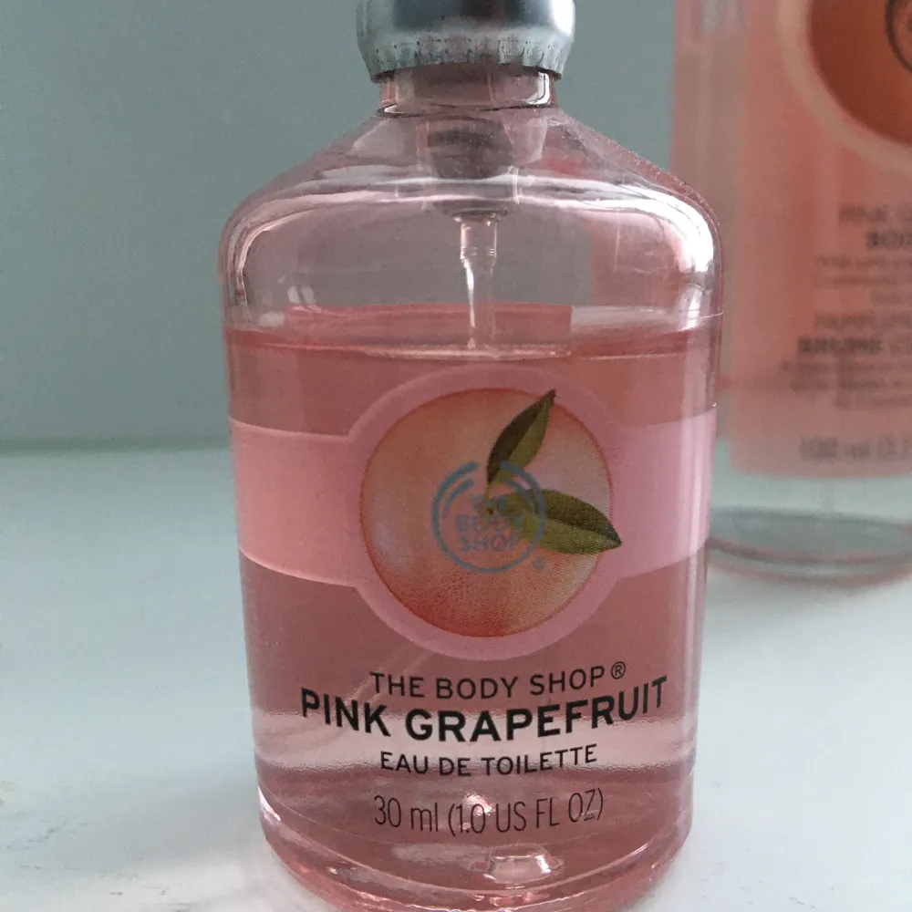 En nästan ny och oanvänd the body shop parfym och en nästan full the body shop. Med doft av pink grapefrukt dom doftar gott så inget fel på dom bara att det inte är min doft längre så dom bara står. Nypris för båda är 280kr mitt pris är 150kr. Parfym.