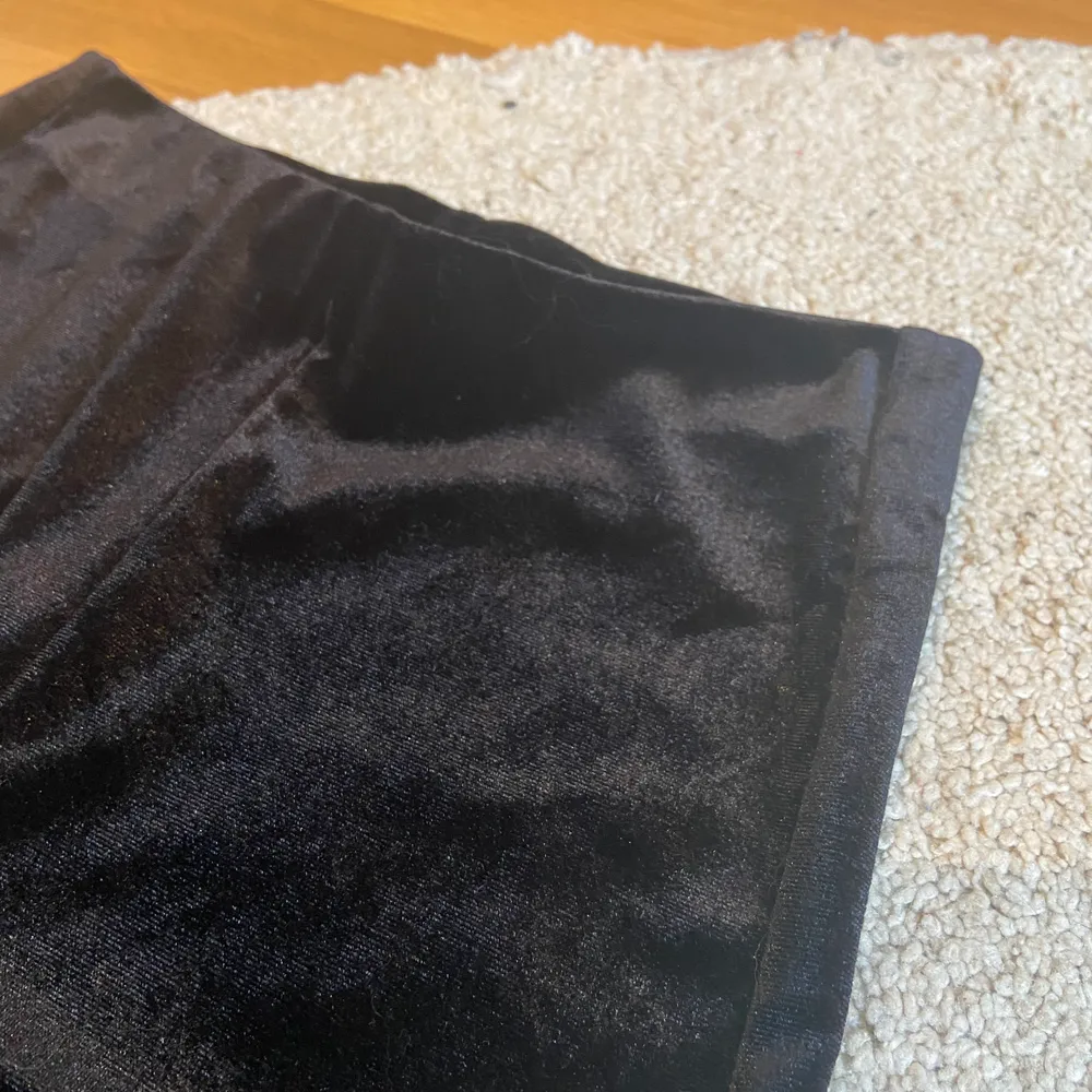 Svarta byxor i sammet, passar perfekt till något finare då de är lite mer 