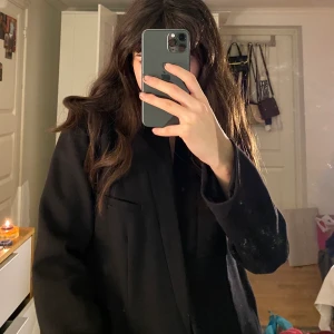 svart kappa - svart höstkappa i lagom längd. perfekt för höstvädret och passar till allt. frakt går att få spårbar. 