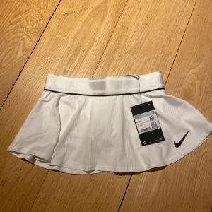 Vit tenniskjol - Barnstorlek XS på denna kjol, 22cm lång. Den har shorts under. Aldrig använd, kvittot sitter kvar, och den kostade 350kr! Kan frakta för 66kr ⭐️