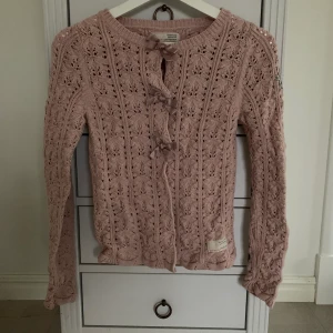 Odd Molly kofta storlek 0 - Odd Molly kofta, gammalrosa i storlek 0.