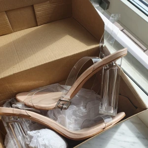 Clear heels / Transparenta klackar strl 37 - Väldigt snygga transparenta klackar från Boohoo. Endast testade, aldrig använda. Strl 37 