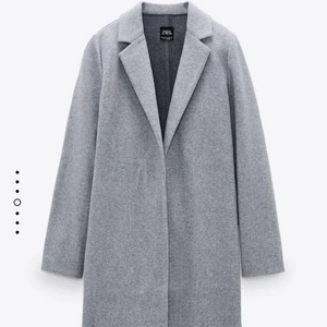 Kappa ifrån Zara - Säljer denna gråa kappa ifrån zara. Använd ett par gånger men inte mycket. Den är i storlek S. Den är även till ovanför knäna beroende på hur lång du är. 
