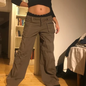 Baggy byxor  - As snygga byxor! Köpta Second Hand men knappt använda! Passar någon som är 170 ungefär🤝 Köparen står för frakt!