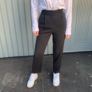 Kostymbyxor🦋 - Säljer dessa ursnygga kostymbyxorna från H&M, endast använda 1 gång! Säljes pga att det inte riktigt är min modell💜 Sitter skitsnyggt över rumpan! 