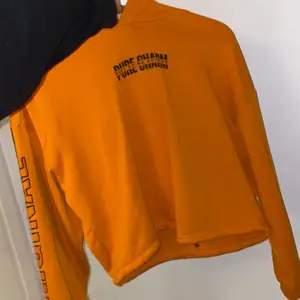 En orange hoodie från H&M, rensar garderoben väljer därför att sälja den. Använt den ett par gånger.