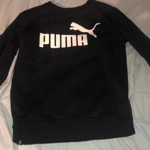 Puma - Den är rätt liten och måttet är bra. Den ör i bra skick eftersom att jag knappt använt den för jag fick den lite för liten. Jag tycker den är snygg och passar till allt. Köpte den för 400. Den passar till både killar och tjejer.