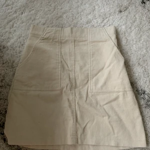 Beige kjol från Cubus strl 34 - Hör är en super fin beige kjol från Cubus🤍Strolek 34🤎 Väldigt fin till sommaren och fint att matcha tillsammans med en vit topp. Dragkedja på baksidan och två fickor på framsidan. Orginalpris 299:- men säljer för 120:-