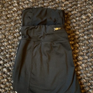 Träningstights - Tights från hunkemöller! Superfina och sitter åt snyggt. Använda med i bra skick! Det är storlek m men passar mindre och större. Liten fick med dragkedja vid svanken och reflexer längst ena benet. 🤍