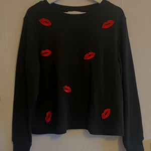 Svart sweatshirt - En svart sweatshirt men röda detaljer!