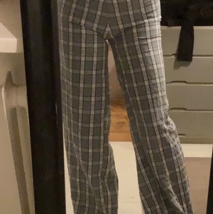 Egen sydda byxor i blå vit rutigt tyg  - Jag har sytt dessa rutiga byxor själv i ett blå vitt tyg som är rutigt 