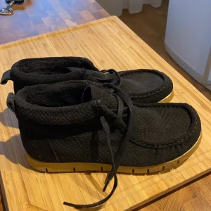 Oanvända skor från soulmate  - Ett par helt oanvända skor från soulmate i storlek 37. Det är skinn så skon formar sig fint runt din fot.