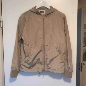  - Jacka från Weekday i storlek XS. Otroligt sparsamt använd, så i gott skick 🌞 