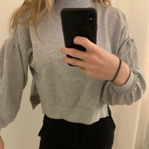 Sweartshirt  - Super snygg sweartshirt från monki med balongärmar och en slits på båda sidorna, använd Max 2ggr. Frakten ligger på 63kr och är spårbar 