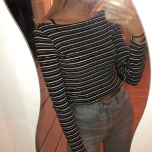 Randig tröja  - Randig tröja med vitt och marinblått. Bred upptill och ganska kort. Använd enstaka gånger.