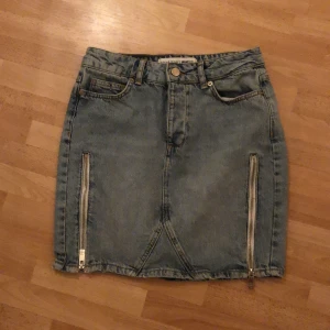 Jeanskjol - Ljusblå jeanskjol från Gina tricot. Med dragkedjor som detalj på sidan.