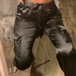 Cargo byxor  - Snygga cargo byxor i silke 