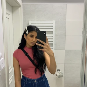 Rosa topp med lettuce hem  - Ribbad topp med high neck köpt på Bershka, är en storlek XS men väldigt stretchig så en S (som mig) passar också i den! Använt toppen ett fåtal gånger så den är i bra skick. Skitcool färg nu till våren och passar till de flesta outfits💞💕💓💗💘💖