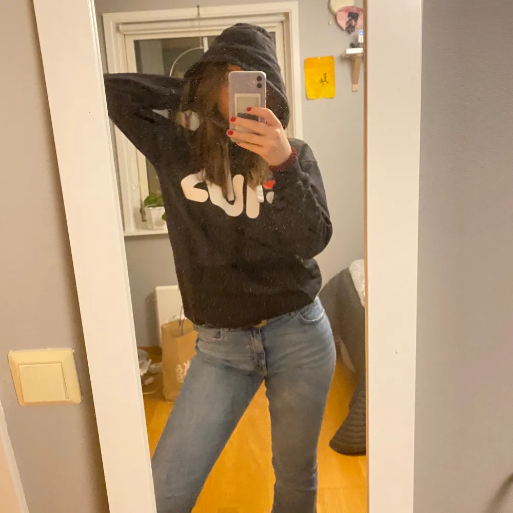 FILA hoodie köpt på Macy’s i USA! Jätteskön och går att styla på många olika sätt! Älskar den, men kommer inte till användning tyvärr:-( . Hoodies.