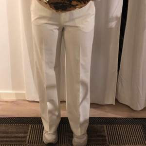 Jättefina vita byxor som är lite see through🤍            ❗️Jag är 169cm❗️ Säljer på grund av att de ej kommer till användning... köparen står för frakt och ifall många är intresserade blir det budgivning!!💋
