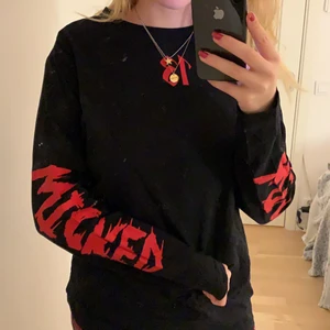 Svart långärmad - Svart långärmad tröja från carlings i storleken M. På ärmen står de ”micked” med röd text! Skit snygg, ski ball tröja. ❤️
