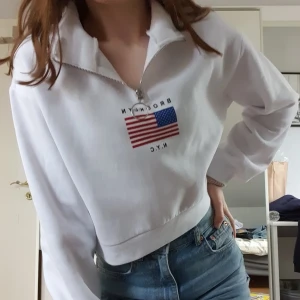 Tröja - En vit tröja med hög krage från H&M. Jag har endast använt den några få gånger så den är i bra skick!