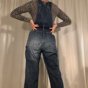 Hängselbyxor  - Baggie hängselbyxor. Långa på mig som är 160cm, jag har vikt upp dem✨