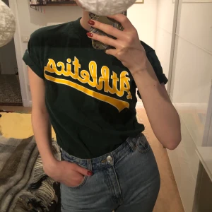 Grön baseball T-shirt  - Grön baseball-T-shirt med gul text!💚💛 lappen säger att storleken är large men jag är en small, se bilden☝️