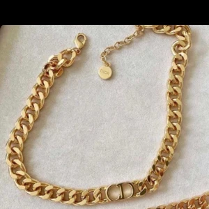 Christian Dior  - Jätte fin Christian dior halsband guldplaterad oanvänd.