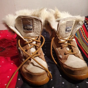 Snow och vinter djurfur boots - I bra skick åkt djurfurskor som  passar 39-41 mycket stylig och trending användade 4 dager men jag sjãller dem eftersom jag fick annan.Bra till vinter och snow  .och passar till båda kön. Mer information pm .750.köpare står för frakt 