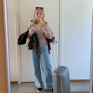 Vida jeans - Ett fåtal gånger använda jeans som är i mycket bra skick. De är väldigt trendiga just nu💜💜