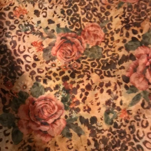 Mesh topp från Urban outfitters - Så snygg och trendig mesh top från Urban outfitters! Passar perfekt att lagra eller bara själv som en statement piece. Bra skick, säljer då den tyvärr blivit för liten för mig. Kan mötas upp i Stockholm, annars betalar köparen för frakt❤️