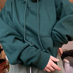 Hoodie - Grön lite använd hoodie! Men fortfarande i bra skick.