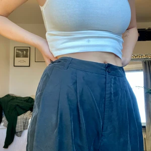 Byxa - Superskönt material och små i storleken, passar allt från s till xl men i midjan känns det inte som st 40, snarare 38. 