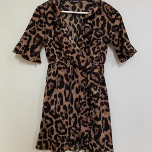 Klänning - Klänning i leopardmönster, sparsamt använd
