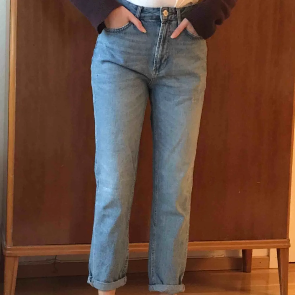 Säljer dessa super snygga mom jeans från Urban Outfiters. De är i bra skick! Frakt tillkommer på 49 kr ✨ Skriv för fler bilder!. Jeans & Byxor.