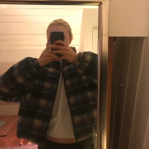 Jacka - Oanvänd, rutig, kort, köpt för ca 900