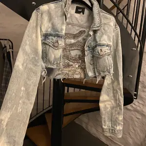 Jeans jacka köpt på wasteland i LA för 50$ 