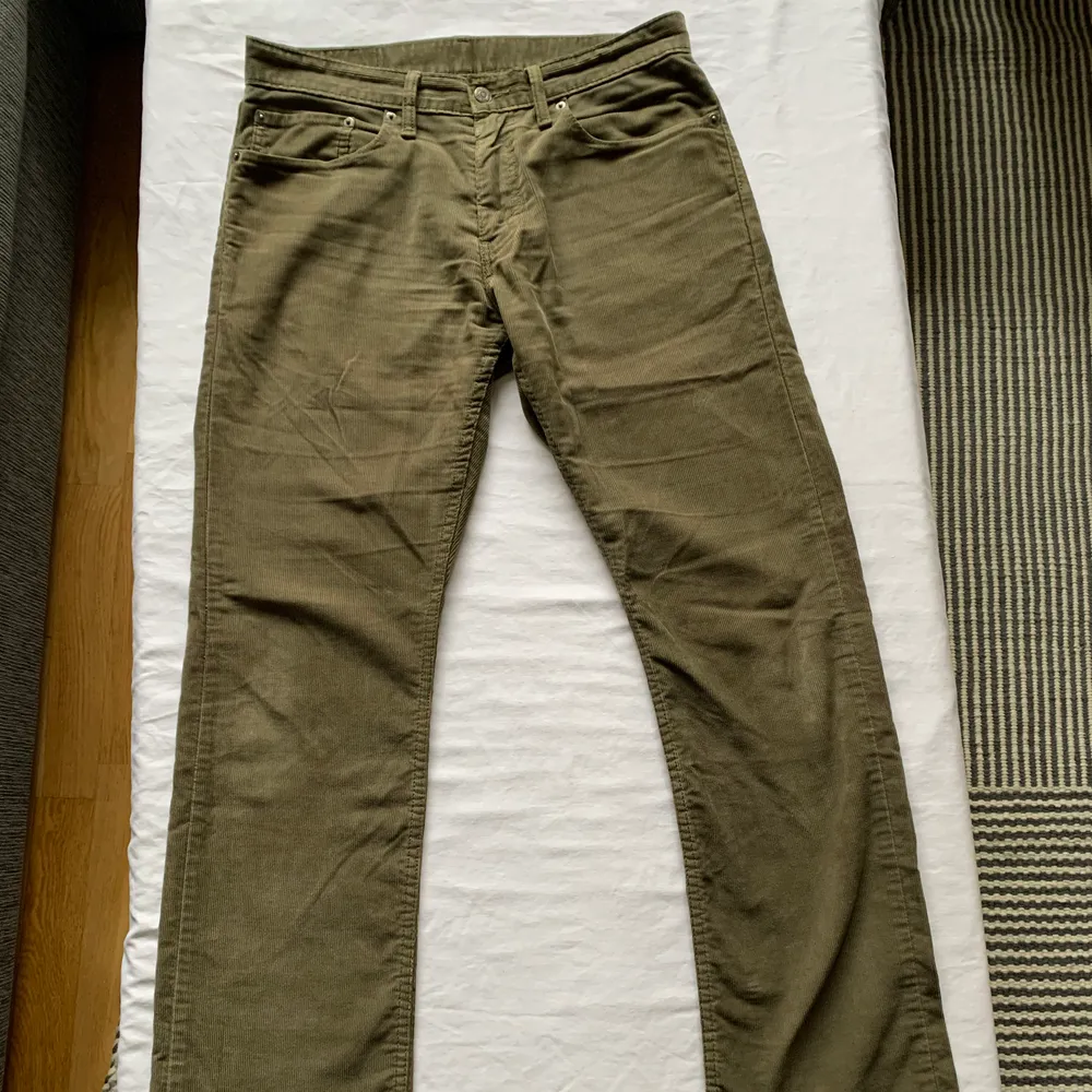 Gröna Levi’s byxor i corduroy material (herr), storlek står med i bilden (Waits: 32 Length: 32). Toppskick, är bara lite använda och lätt slitna vid insida låren.. Jeans & Byxor.