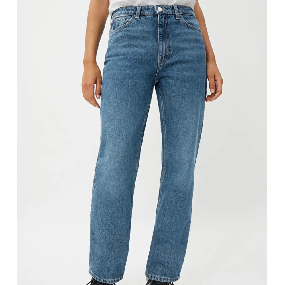 Säljer dessa snygga weekday jeans i den populära modellen voyage. Storlek 26/32. Säljer då jag råkade beställa två par. Helt oanvända. . Jeans & Byxor.